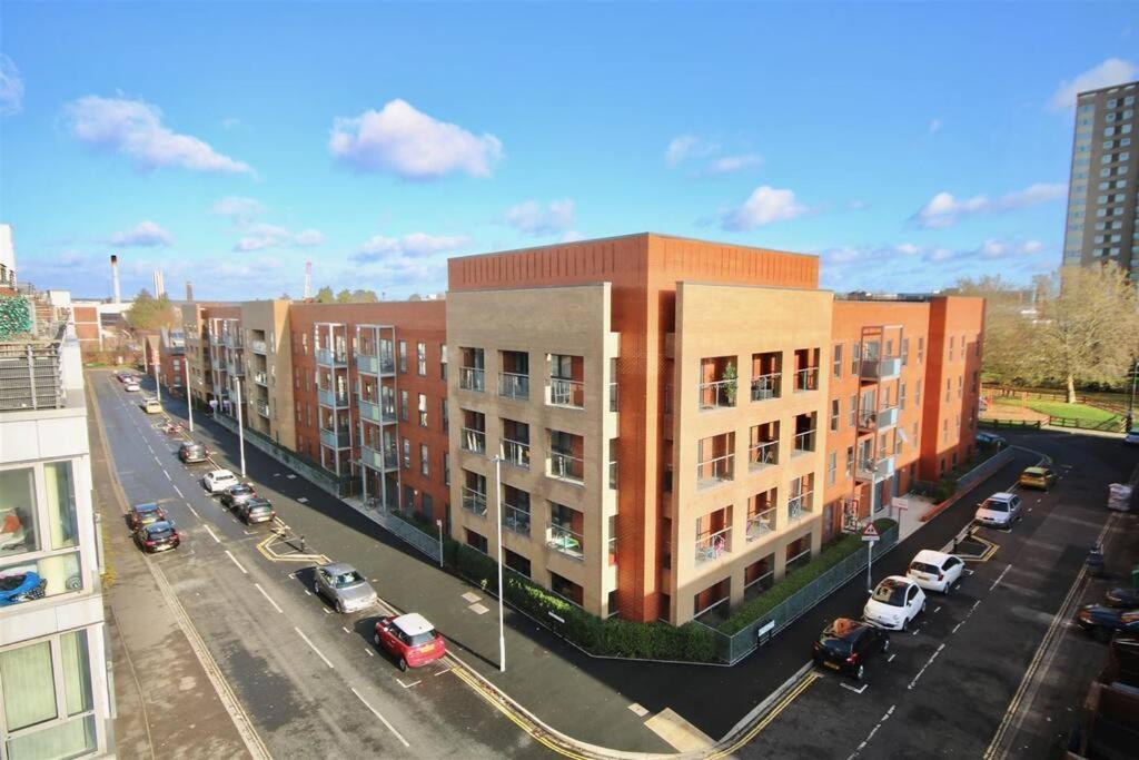 3 Bedrooms Double Or Single Beds, 2 Parking Spaces! Wifi & Smart Tv'S, Balcony Portsmouth Kültér fotó